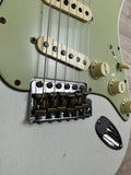 Fender Custom Shop 1964 Stratocaster Journeyman Relic - Aged Olympic White (CZ573761)