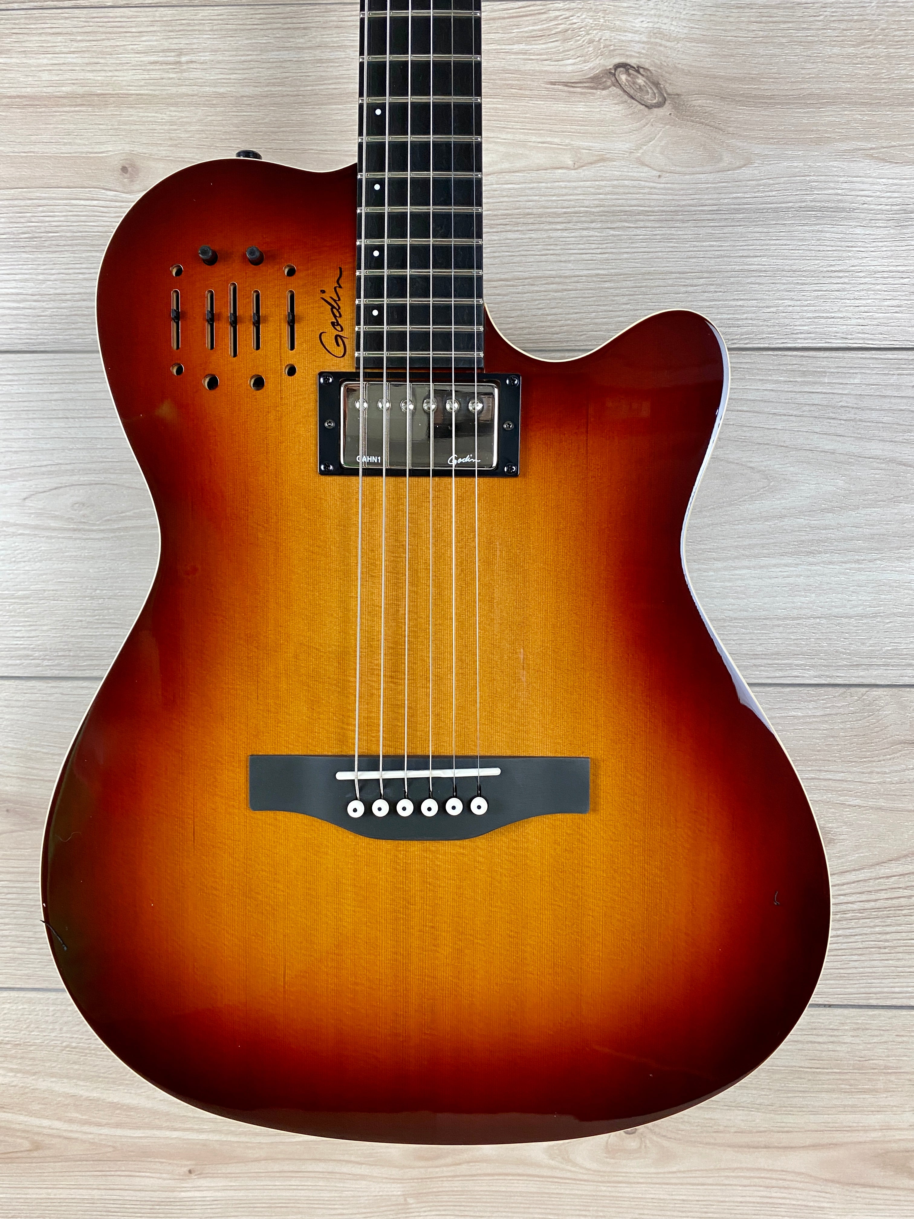 【ハードケース付】 Godin A6 Ultra cognac burst A6 ULTRA Cognac Burst HG | Godin Guitars